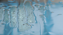 Wpływ wody na szkło niezabezpieczone powłoką RAVAK AntiCalc®