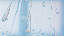 Szkło zabezpieczone powłoką RAVAK AntiCalc® - woda jest odpychana.